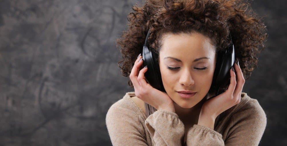 Mulher ouvindo rádio
